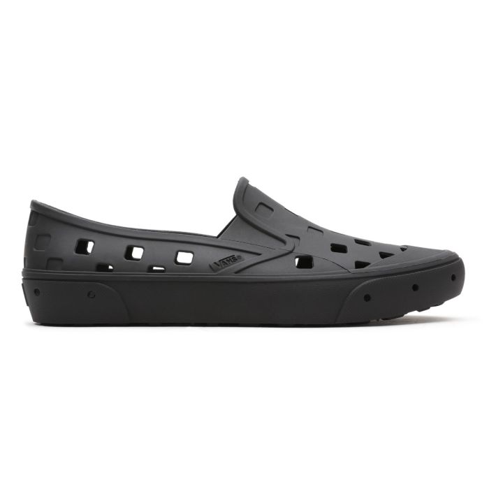 black vans trek slip on