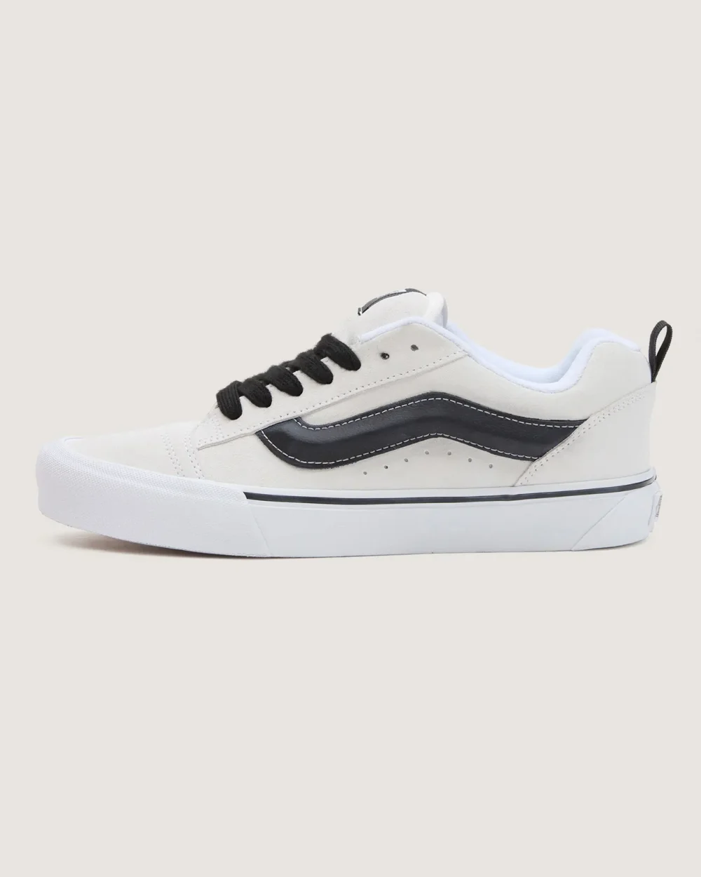 VANS - נעלי סניקרס Knu Skool – V009QCYB2 – suede-white-black – 1