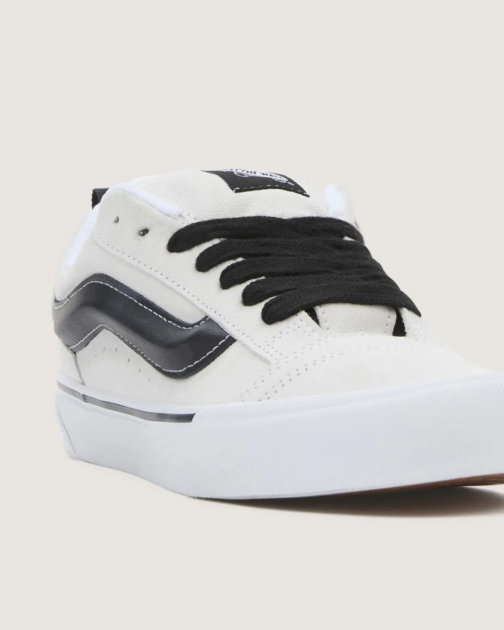 VANS - נעלי סניקרס Knu Skool – V009QCYB2 – suede-white-black – 7