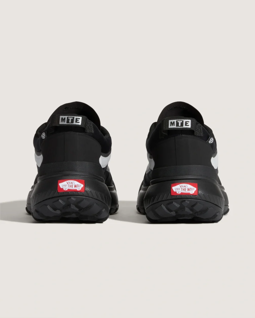 VANS - נעליים Mte Crosspath – V00CVUBLK – reflective-black – 3