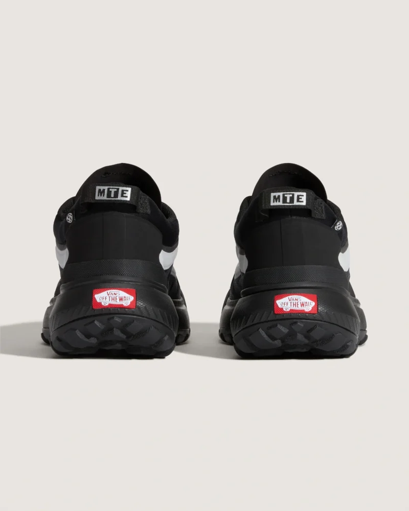 VANS - נעליים Mte Crosspath – V00CVUBLK – reflective-black – 3