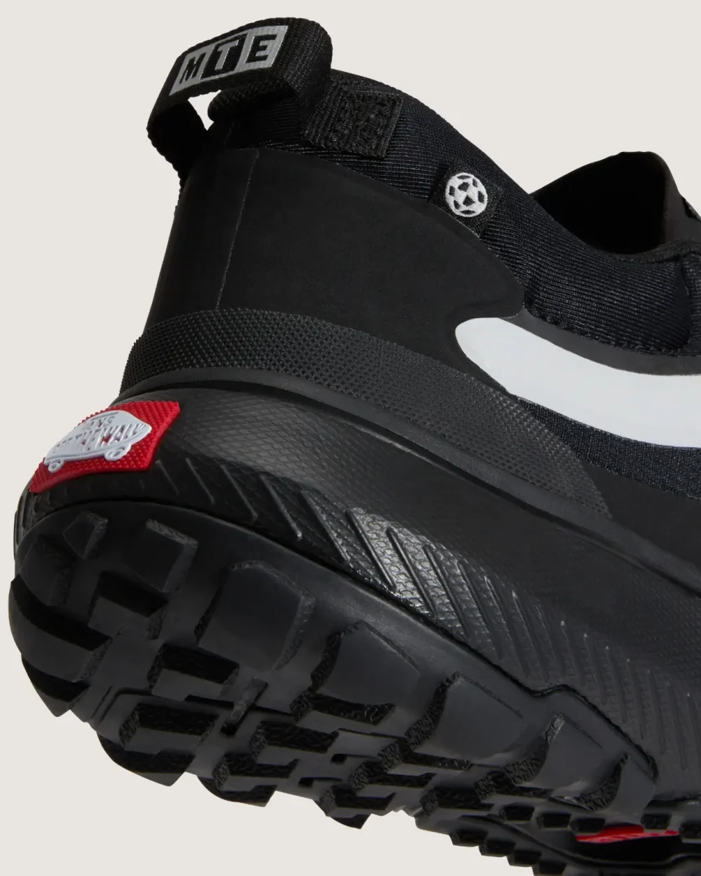 VANS - נעליים Mte Crosspath – V00CVUBLK – reflective-black – 7